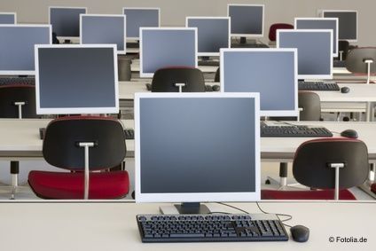 Darstellung eines typischen EDV-Raumes mit 15 Arbeitspl&auml;tzen jeweils bestehend aus einem Monitor, einer Tastatur und einer Maus.